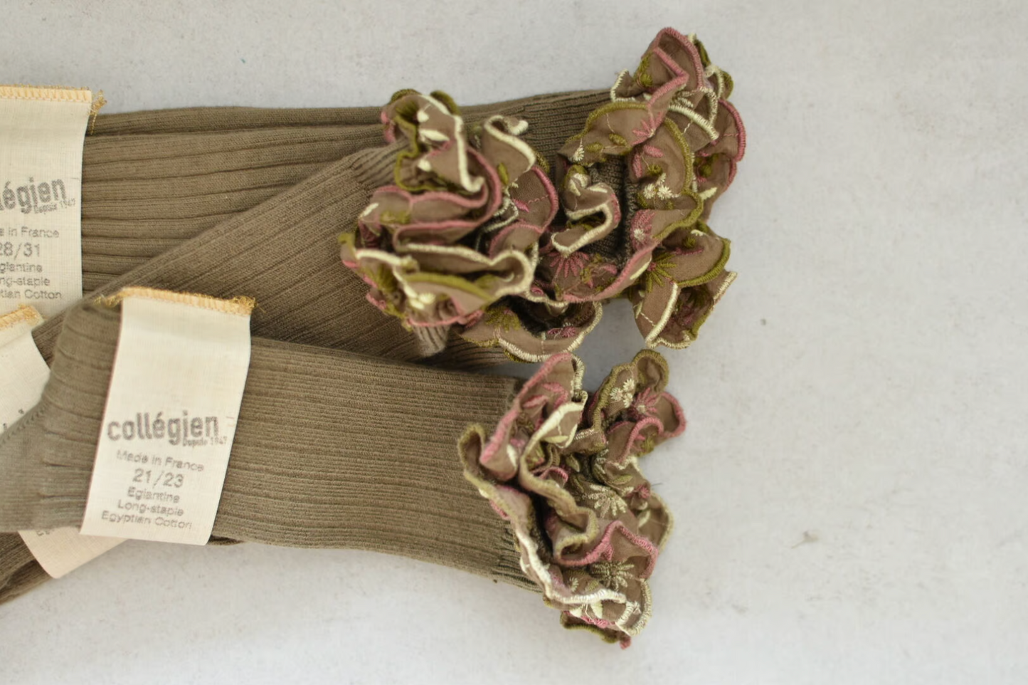 Eglantine_Embroidered Ruffle Ribbed Knee-high Socks_Olive du Lubéron