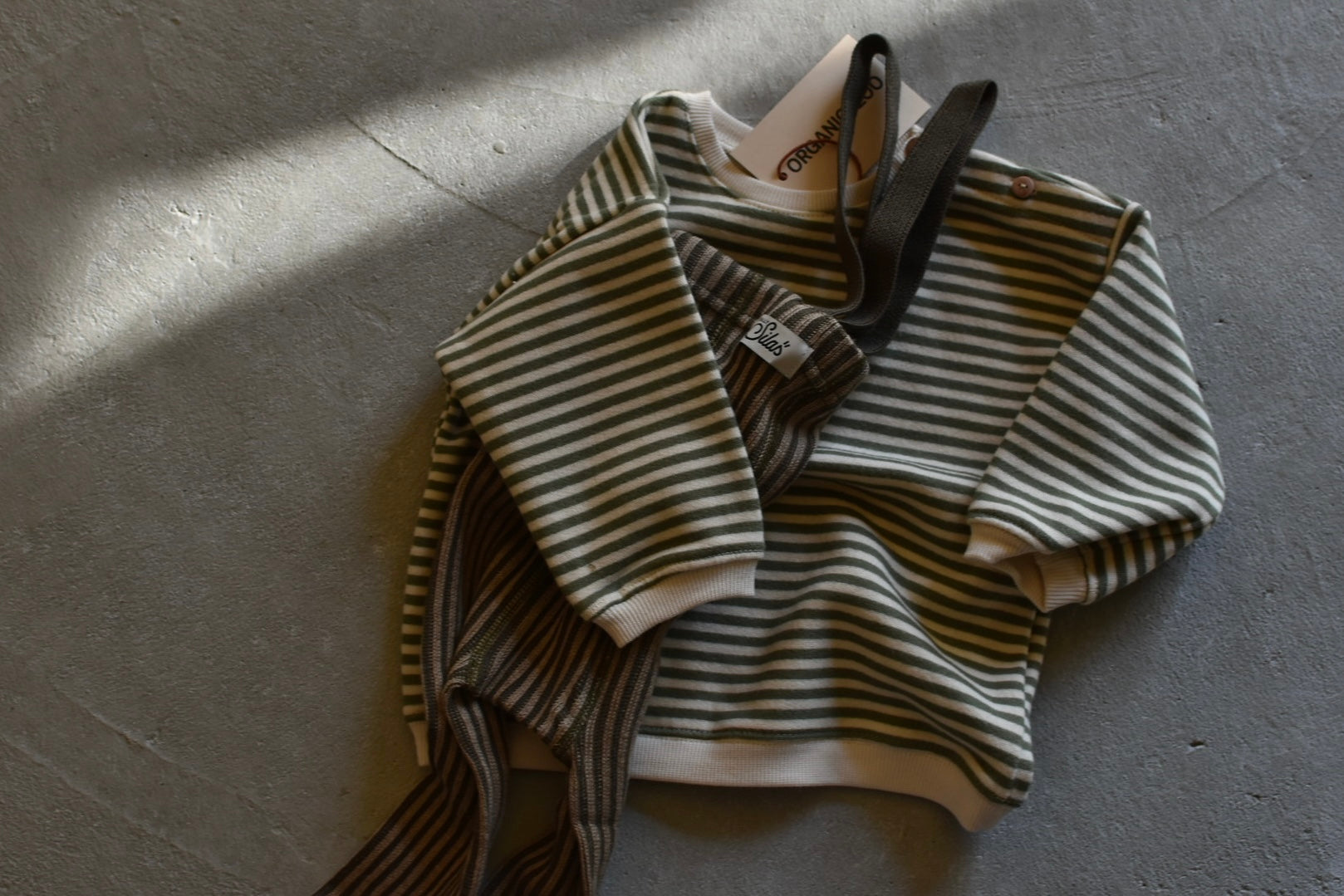 Footed_Seaweed Brown × Peanut Striped