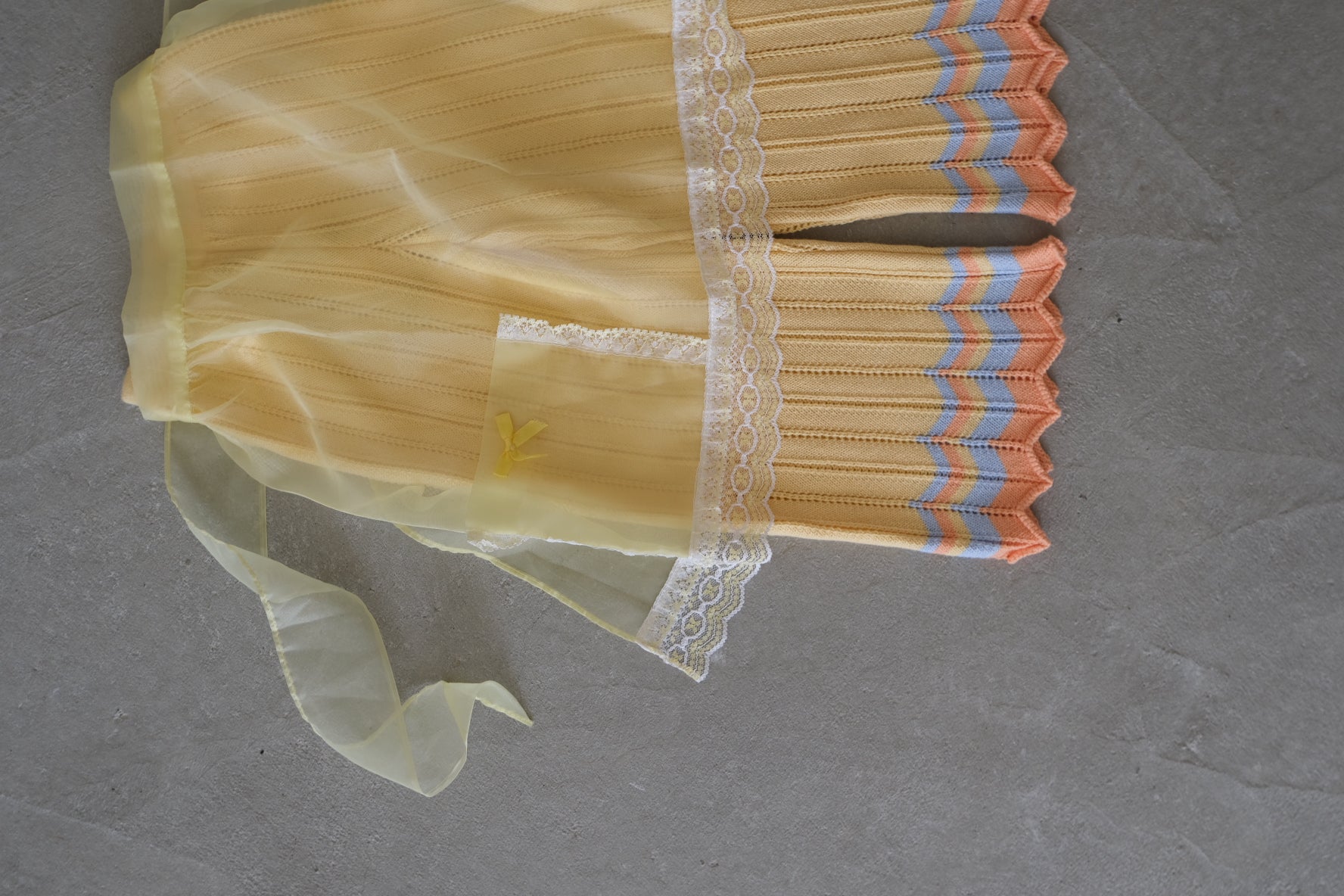 VTG apron_Yellow lace