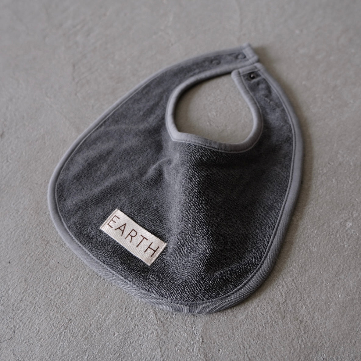 EARTH｜Organic bib_Charcoal