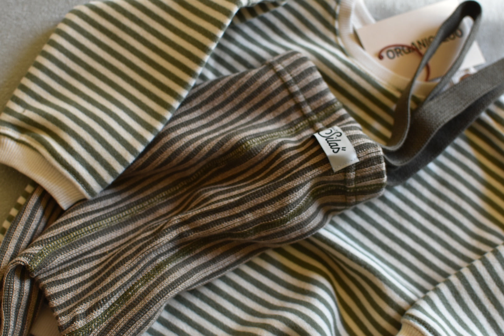 Footed_Seaweed Brown × Peanut Striped