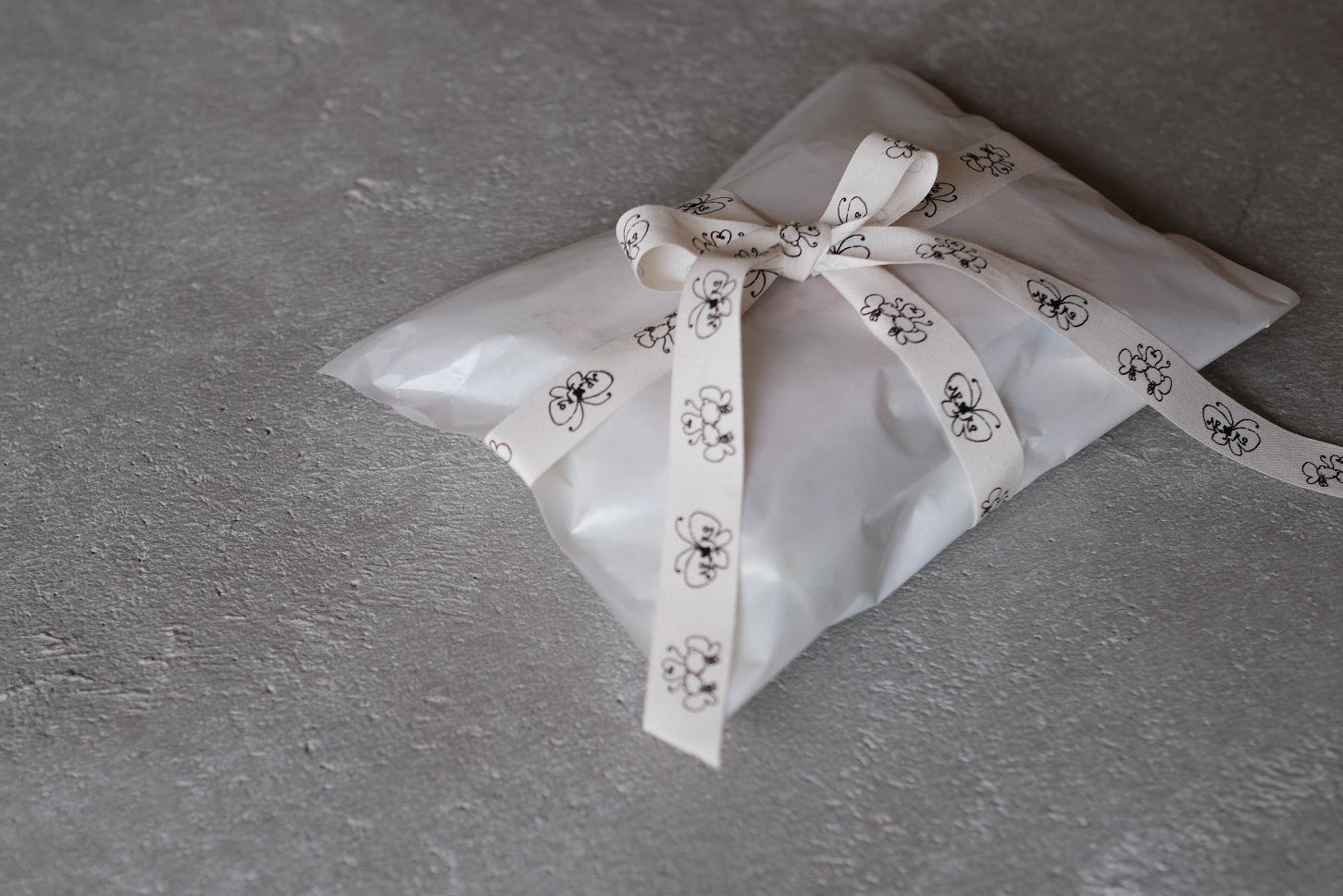 ARIRO Signature Ribbon Wrapping