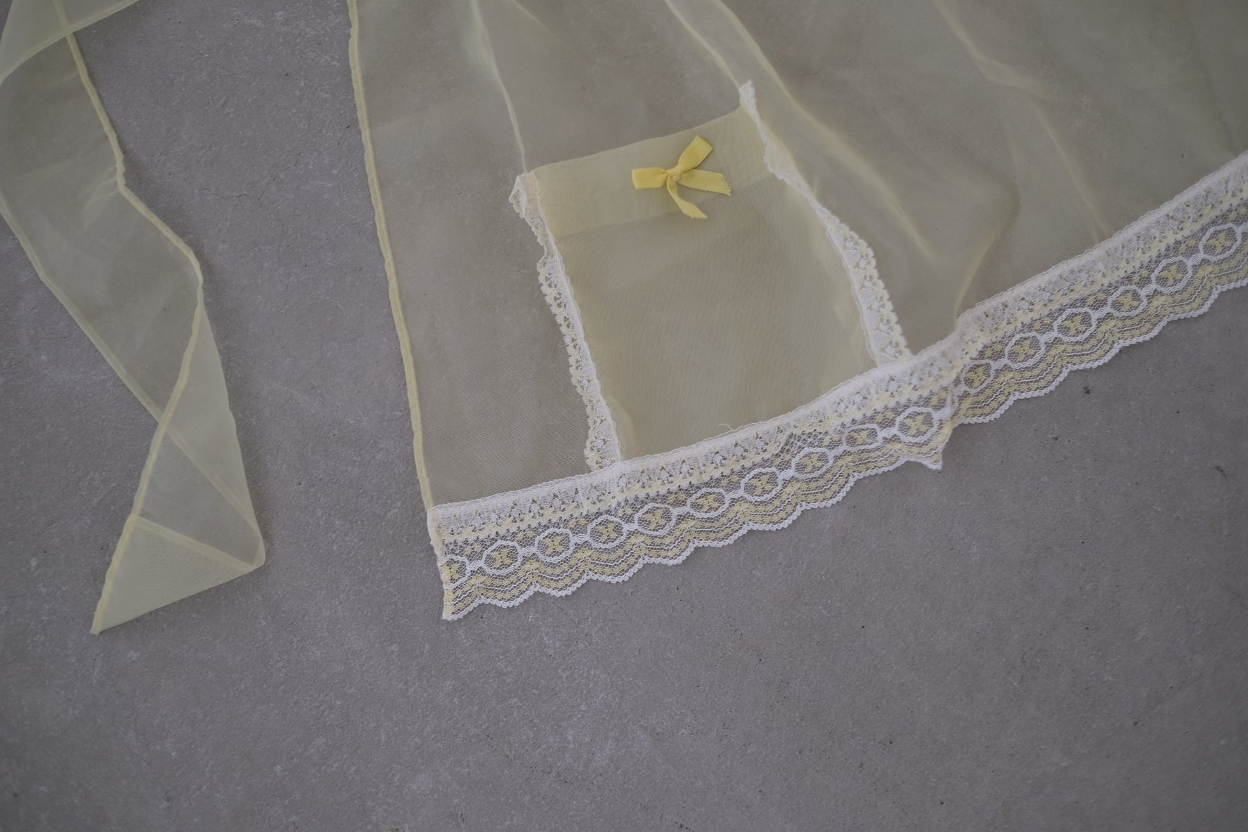 VTG apron_Yellow lace
