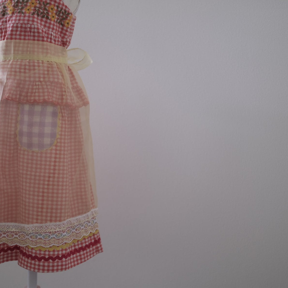 VTG apron_Yellow lace