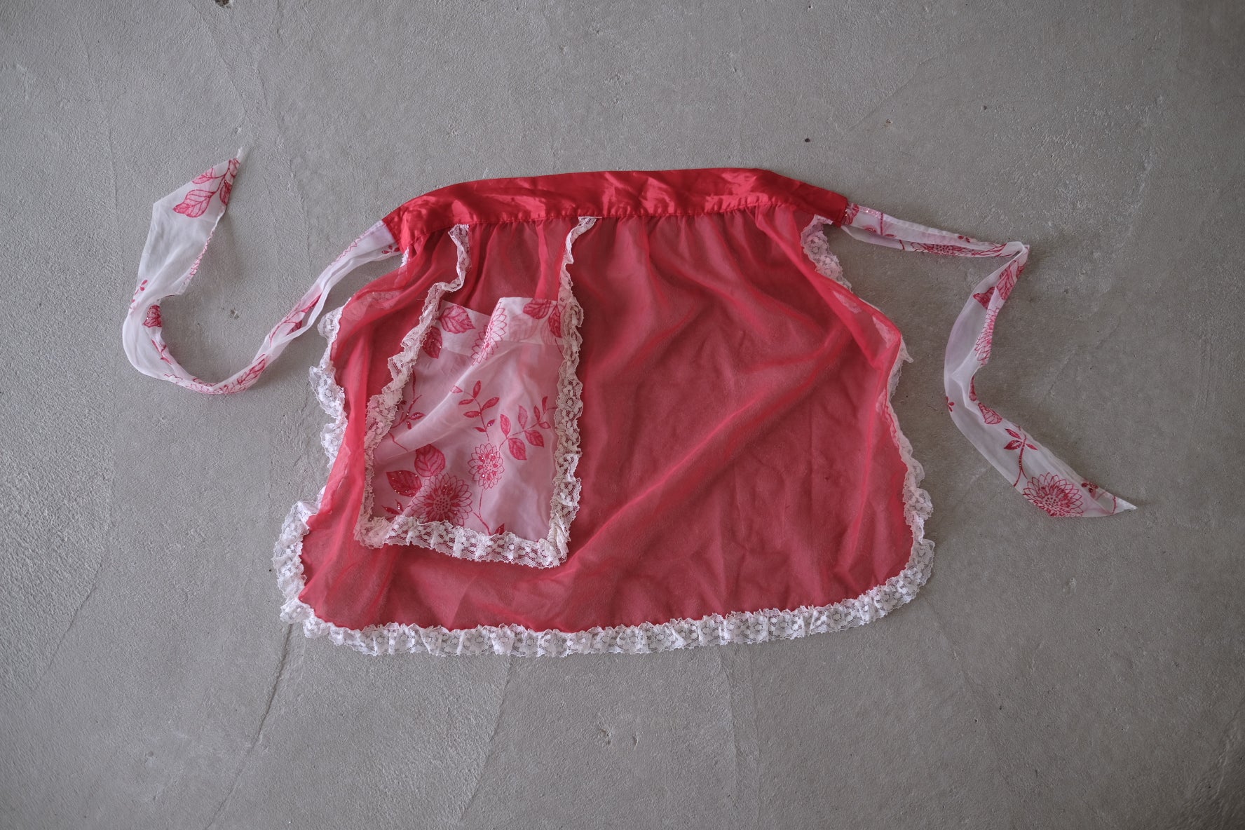 VTG apron_Red Lace/Flower