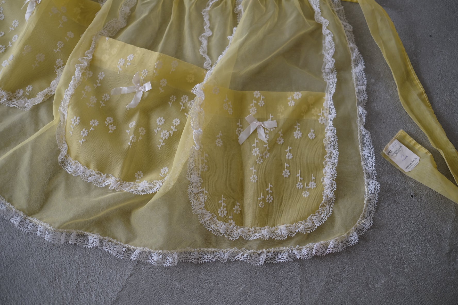 VTG apron_Yellow Flower