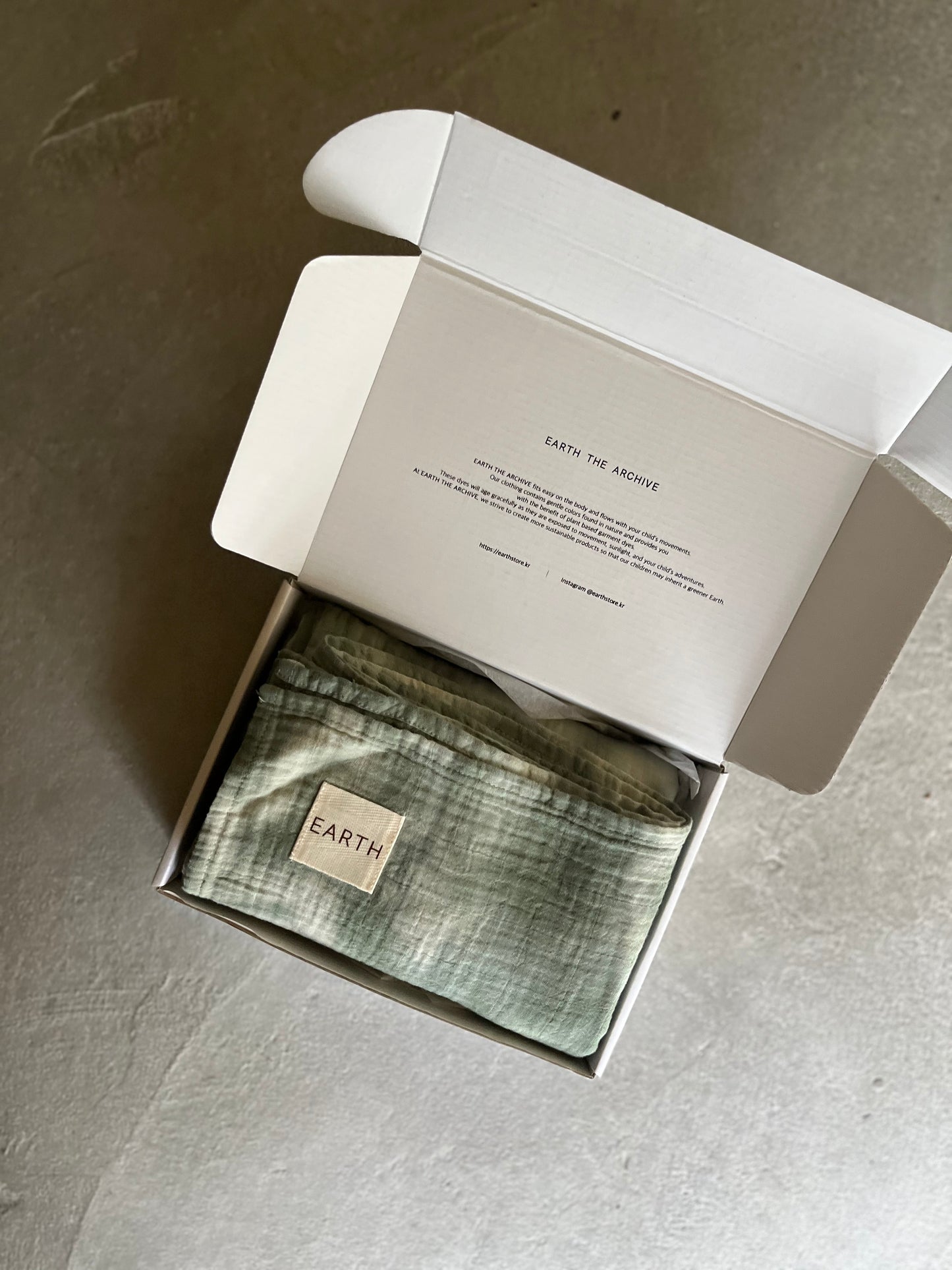 EARTH THE ARCHIVE - Box wrapping